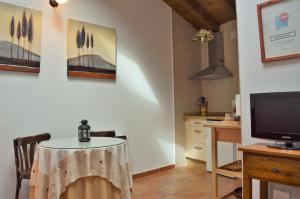 a kitchen with a small table and a television at Casa Bethona in Jerte
