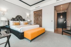 Een bed of bedden in een kamer bij Alentejo Marmòris Hotel & Spa, a Small Luxury Hotel of the World
