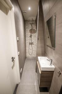 Ένα μπάνιο στο Deluxe 35m2 City Center Suite with Views - DB6C
