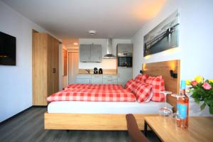 Un dormitorio con una cama con almohadas rojas y blancas. en Überlinger See-Apartments Apartment 2 Über-See, en Überlingen