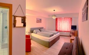 um quarto com uma cama e uma sala de estar em Gasthof PANORAMA em Ehrwald