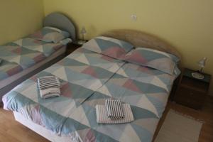 Ένα ή περισσότερα κρεβάτια σε δωμάτιο στο Apartma Uršič