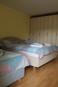 Ένα ή περισσότερα κρεβάτια σε δωμάτιο στο Apartma Uršič