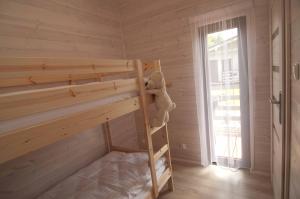 מיטה או מיטות קומותיים בחדר ב-Niezapominajka Ustka