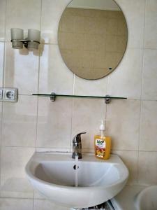 ムカチェヴォにあるApartments Domovik квартира с видом на гори Парканія 21のバスルーム(鏡付き洗面台、石鹸ディスペンサー付) +20枚の写真