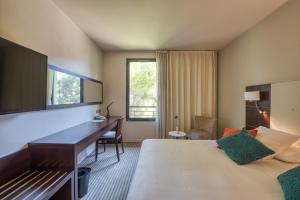 Postel nebo postele na pokoji v ubytování Mercure Aix-en-Provence La Duranne Gare TGV