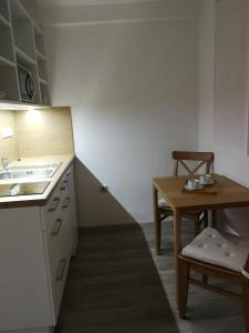 eine Küche mit einer Spüle und einem Tisch mit einem Stuhl in der Unterkunft Na domečku in Bořetice