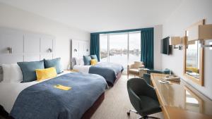 um quarto de hotel com duas camas e uma janela em voco St. David's Cardiff, an IHG Hotel em Cardiff