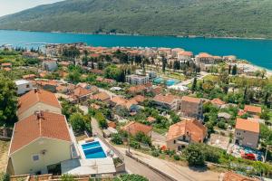 une vue aérienne sur une ville avec un lac dans l'établissement VILLA ALEXANDRA, à Kumbor