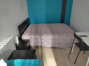 een slaapkamer met een bed, een tafel en een stoel bij Joli Studio tout équipé a votre disposition in Fleury-les-Aubrais