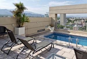 A piscina localizada em Amérian Executive Mendoza Hotel ou nos arredores