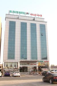 un gran edificio con coches estacionados frente a él en Alsafa Hotel, en Al Buraymī