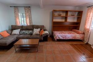 a living room with a couch and a coffee table at Casa Cuesta del Álamo. Vistas frente Puente Lata in Granada