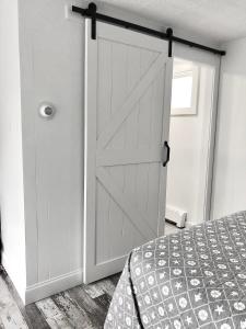 Postel nebo postele na pokoji v ubytování Kingfisher Lodging