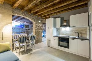 Kuchyňa alebo kuchynka v ubytovaní ROYAL SPA-LATUM APARTMENT