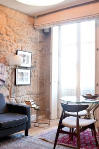 - un salon avec une table et une chaise dans l'établissement Oporto Chic&Cozy - Ribeira, à Porto