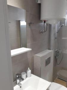 Kúpeľňa v ubytovaní Apartment in Podgora with Terrace, Air conditioning, Wi-Fi (4492-6)