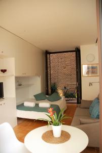 ein Schlafzimmer mit einem Bett und ein Wohnzimmer in der Unterkunft Loving Seville San Juan 3 in Sevilla
