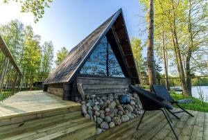 Cabaña de madera con terraza y hoguera en Laawu Kultaa en Kotka