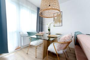 une salle à manger avec une table en verre et deux chaises dans l'établissement Apartmán Ostrava, à Ostrava