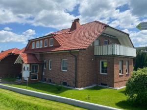 een groot bakstenen huis met een rood dak bij Ferienwohnung Naturblick in Schönhagen