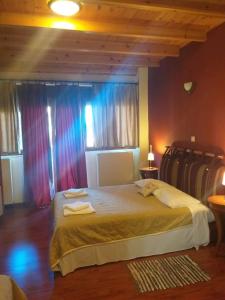 Postel nebo postele na pokoji v ubytování Ξενώνας questhouse Electra isari + 37 fotografií