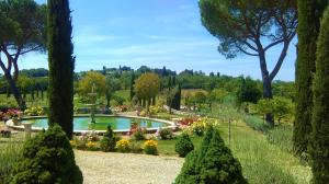 widok na ogród ze stawem w obiekcie Villa Nobile Cortona family apartments w mieście Cortona +36 zdjęć