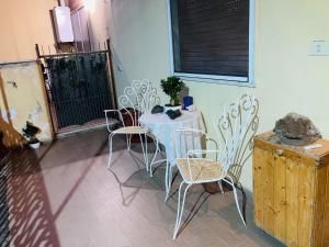 トッレ・アンヌンツィアータにあるFMR Oplonti PLINIO BEBの白いテーブルと椅子(テーブルと椅子付)