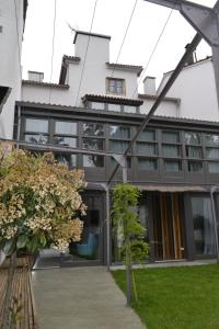 uma vista externa de um edifício com plantas em Blanco Apartamentos Turísticos em Santiago de Compostela