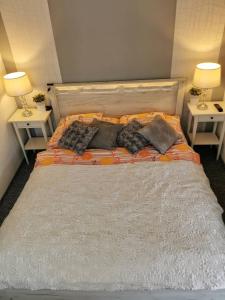 エゲルにあるFoglal-lak Apartmanのベッドルームに大型ベッド1台(枕付)