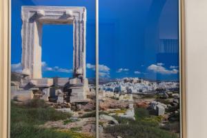 uma vista da cidade de Atenas vista através de uma janela em AZUR em Naxos Chora