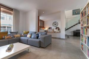sala de estar con sofá y mesa en NEW! Villa Boutique Mallorca, en Lloseta