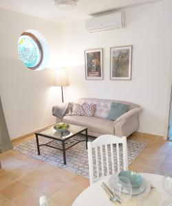 een woonkamer met een bank en een tafel bij Hillside Apartment with AC & heating in Grande Maison in Boedapest