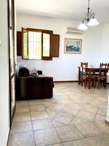 uma sala de estar com um sofá e uma mesa em Villa Lo Scoglio em Ascea