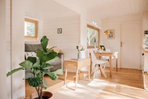 a tiny house with a dining room and a living room at Tiny House, Kleinod im Grünen in Emstek