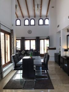 - un salon avec un canapé et une table dans l'établissement Casa Calida, à Murcie