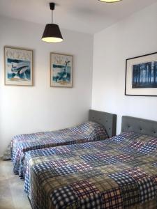 2 camas en una habitación con 2 camas sidx sidx sidx en Casa Calida, en Murcia