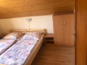 1 dormitorio pequeño con 1 cama y armario en Zalakarosi Égerfa Nyaralóház Földszinti és Emeleti Apartman, en Zalakaros