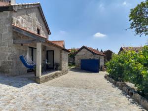 une allée en pierre menant à une maison avec une terrasse dans l'établissement Casas do Arrabalde, à Amarante