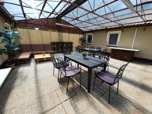 patio ze stołem i krzesłami w budynku w obiekcie Harmónia faházak w Bogácsu