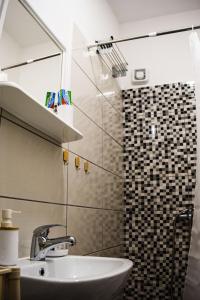 bagno con lavandino e doccia di Apartmani Jelenković a Negotin