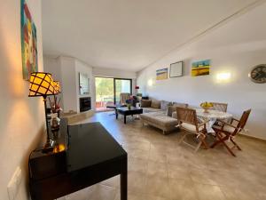 Et sittehjørne på Victory Village Quinta do Lago - Spacious 2 Bed / 3 Bath Apartment