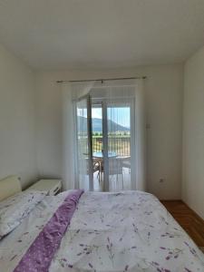 - une chambre avec un lit et une vue sur un balcon dans l'établissement Sunshine, à Trebinje