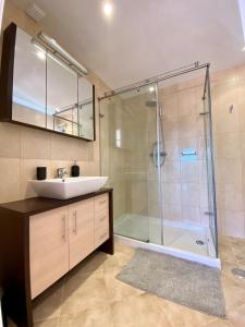 Bathroom sa Victory Village Quinta do Lago - Spacious 2 Bed / 3 Bath Apartment
