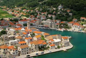 an aerial view of a town next to a body of water at Bungalows Ivan (3757) in Bol