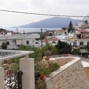 Blick auf eine Stadt vom Dach eines Hauses in der Unterkunft Kleopatra Apartment in Kamilari