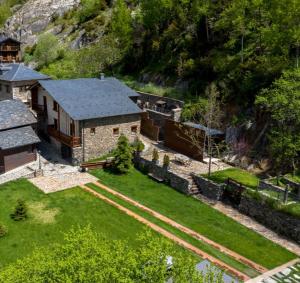 eine Luftansicht eines Hauses mit Hof in der Unterkunft Cal Batlle Casa Rural in La Cortinada