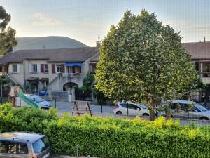 un grupo de autos estacionados frente a una casa en Le petit provencal, en Espeluche