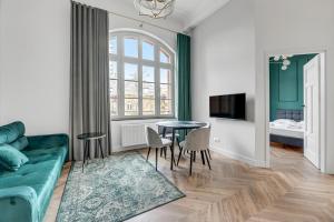 Televízia a/alebo spoločenská miestnosť v ubytovaní Apartments Waterlane Vintage & by Noclegi Renters