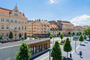 una calle en una ciudad con edificios y árboles en Central Residence, en Sopron